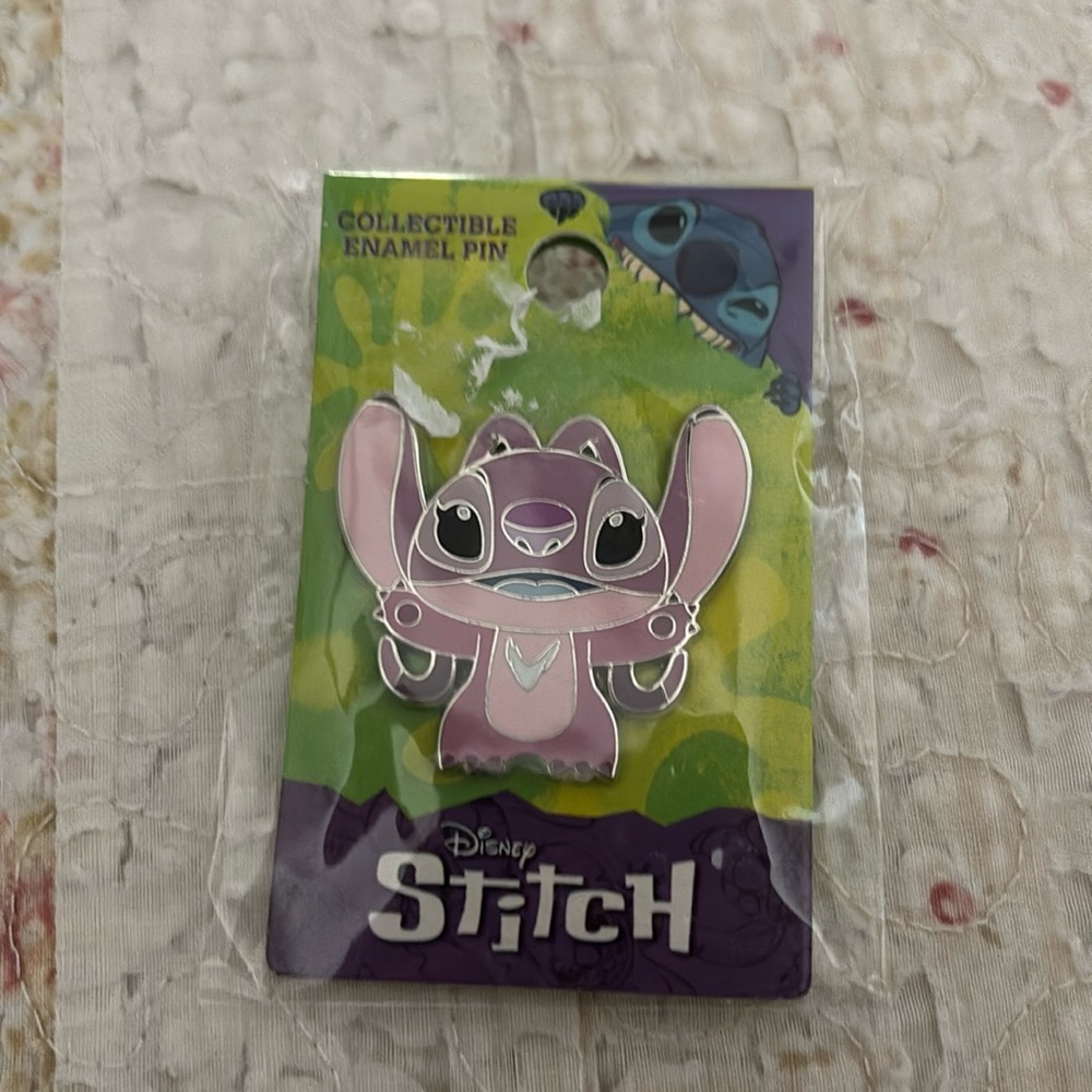 NWT collectible enamel pin Disney stitch Angel